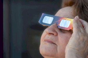 No todas las gafas sirven para ver el eclipse: empiezan los controles para detectar las que pueden dañar la vista
