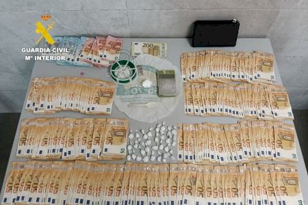 Intenta tirar la cocaína por el desagüe de un bar de Burriana al ver a la Guardia Civil Intenta tirar la cocaína por el desagüe de un bar de Burriana al ver a la Guardia Civil