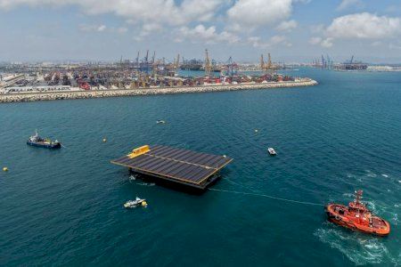 Una gigantesca plataforma solar llega a la costa de Valencia y comienza una prueba nunca vista en España Una gigantesca plataforma solar llega a la costa de Valencia y comienza una prueba nunca vista en España