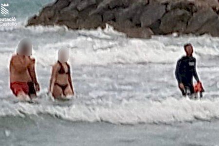 Tensión en la playa de Oropesa: rescatan a tres personas que no podían salir del agua