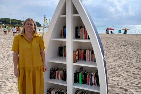 Vinaròs acerca la lectura a la playa con una nueva edición de las Barcas Biblioteca