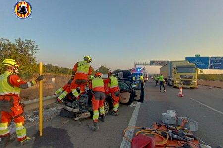 Excarceren una persona atrapada en un cotxe després d’un accident en l’A-7 a l’altura de Paterna Excarceren una persona atrapada en un cotxe després d’un accident en l’A-7 a l’altura de Paterna