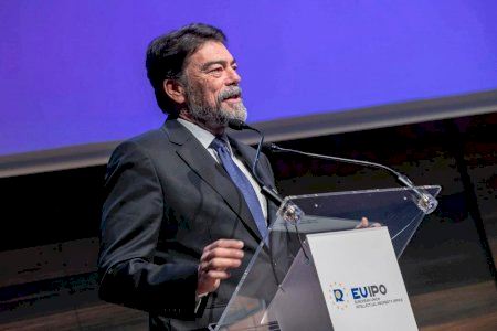 Barcala: “El lanzamiento de ‘42 Alicante’ es una magnífica noticia para una ciudad que apuesta por la innovación” Barcala: “El lanzamiento de ‘42 Alicante’ es una magnífica noticia para una ciudad que apuesta por la innovación”