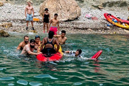 Dramático rescate en una cala de difícil acceso de Calp: una mujer pierde dos veces el conocimiento durante una excursión en kayak Dramático rescate en una cala de difícil acceso de Calp: una mujer pierde dos veces el conocimiento durante una excursión en kayak