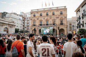 Castellón estalla de alegría: la Plaza Mayor vibra con la clasificación de España para la final del Mundial - (foto 2) Castellón estalla de alegría: la Plaza Mayor vibra con la clasificación de España para la final del Mundial - (foto 2)
