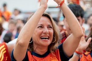 Castellón estalla de alegría: la Plaza Mayor vibra con la clasificación de España para la final del Mundial - (foto 3) Castellón estalla de alegría: la Plaza Mayor vibra con la clasificación de España para la final del Mundial - (foto 3)