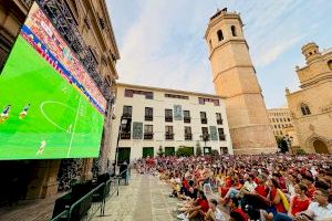 Castellón estalla de alegría: la Plaza Mayor vibra con la clasificación de España para la final del Mundial - (foto 4) Castellón estalla de alegría: la Plaza Mayor vibra con la clasificación de España para la final del Mundial - (foto 4)