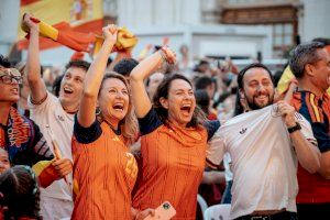 Castellón estalla de alegría: la Plaza Mayor vibra con la clasificación de España para la final del Mundial - (foto 5) Castellón estalla de alegría: la Plaza Mayor vibra con la clasificación de España para la final del Mundial - (foto 5)