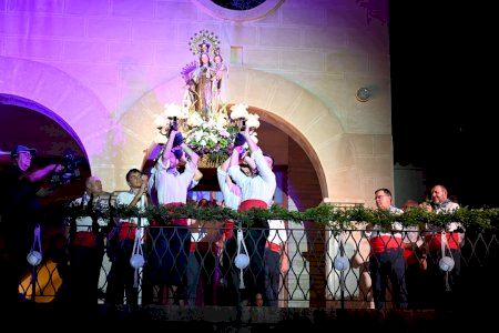 El trasllat nocturn de la Mare de Déu del Carme d'El Campello des de la seua ermita fins al port suma creix en participació i seguiment