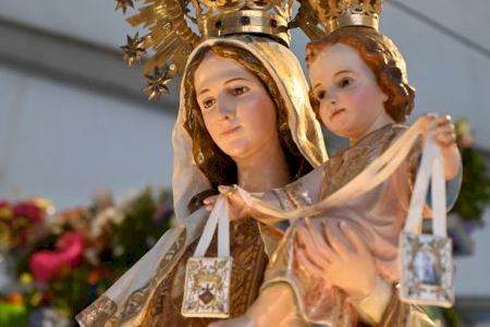 El Campello desafia la calor i registra una alta participació en l’ofrena floral a la Mare de Déu del Carme