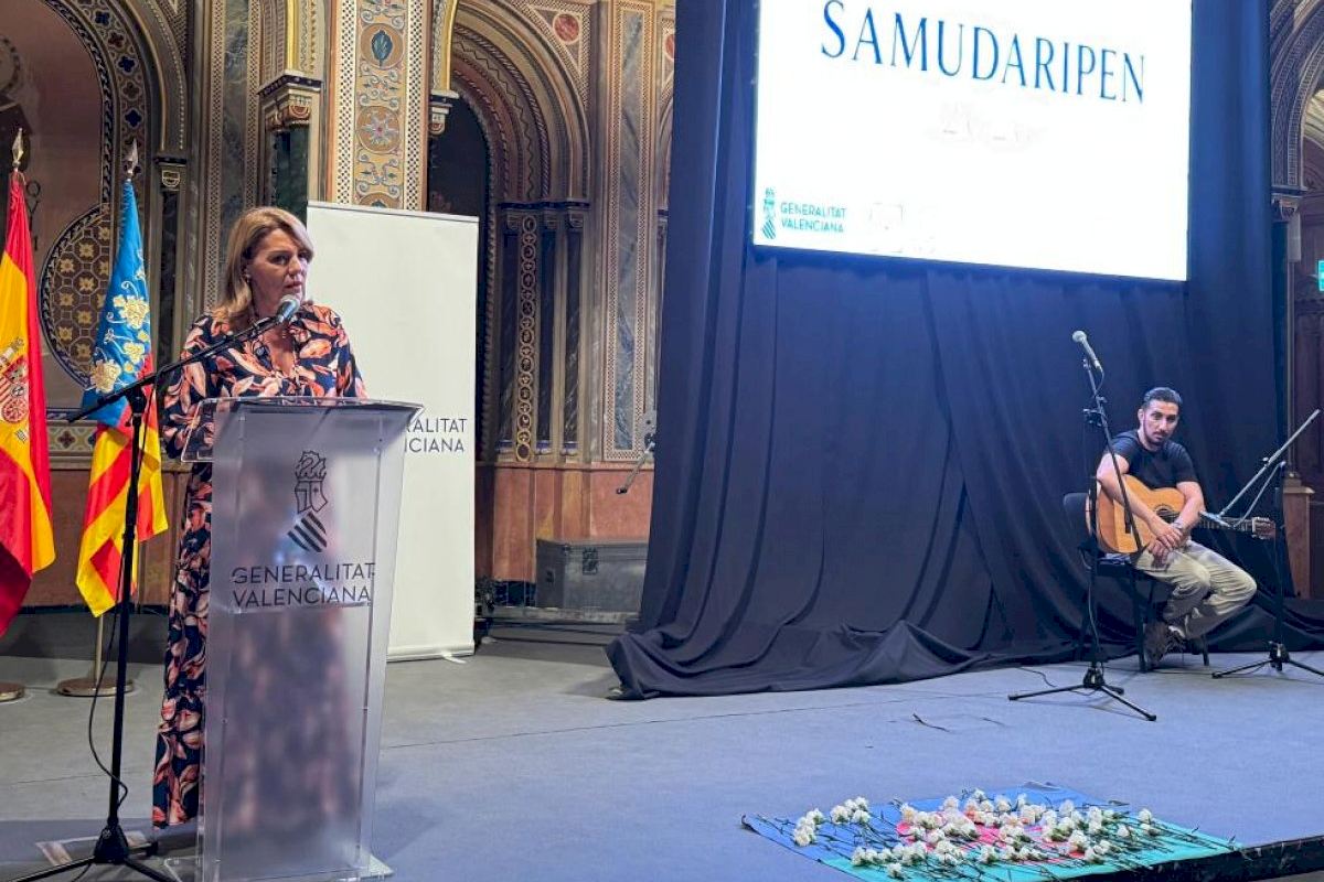 Camarero subraya "la fortaleza de la comunidad gitana para mantener viva su identidad y valores pese al holocausto gitano"