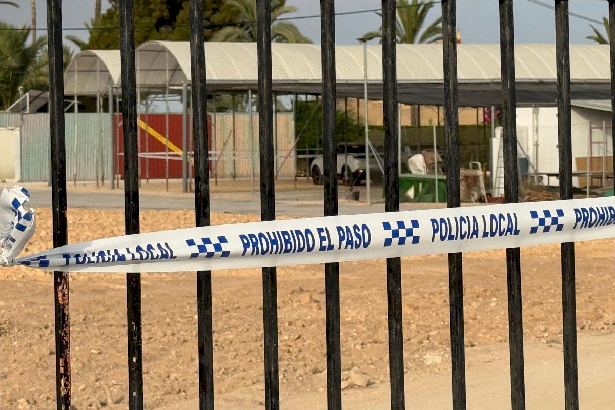 s | ¿Aparcas en las campas del aeropuerto de Alicante? Elche ya suma tres clausuras tras precintar otra campa ilegal y anuncia más actuaciones