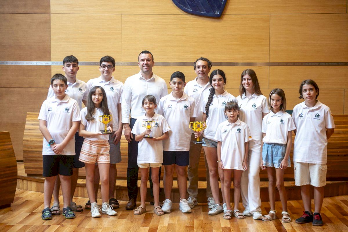 La Diputación recibe a los niños del equipo de Gandia que quedaron terceros en el mundial de robótica