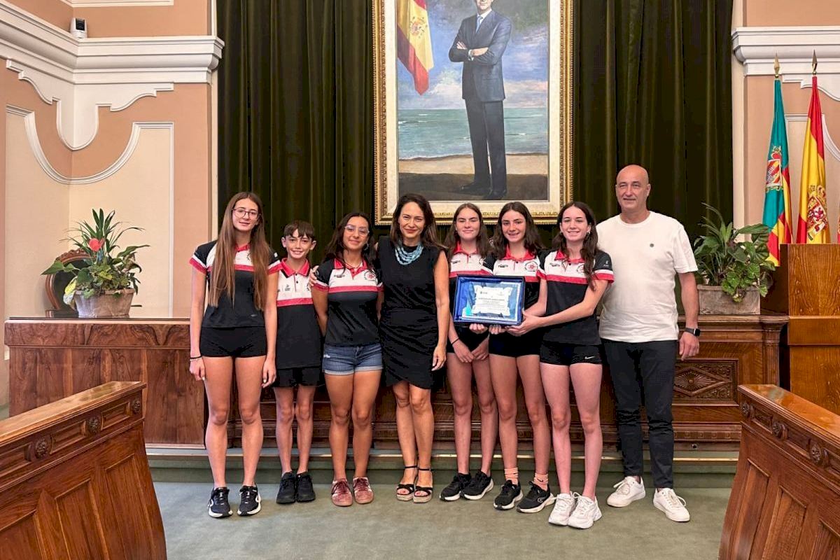 Castellón reconoce los éxitos nacionales de los deportistas del Club Natación Azahar Sincro