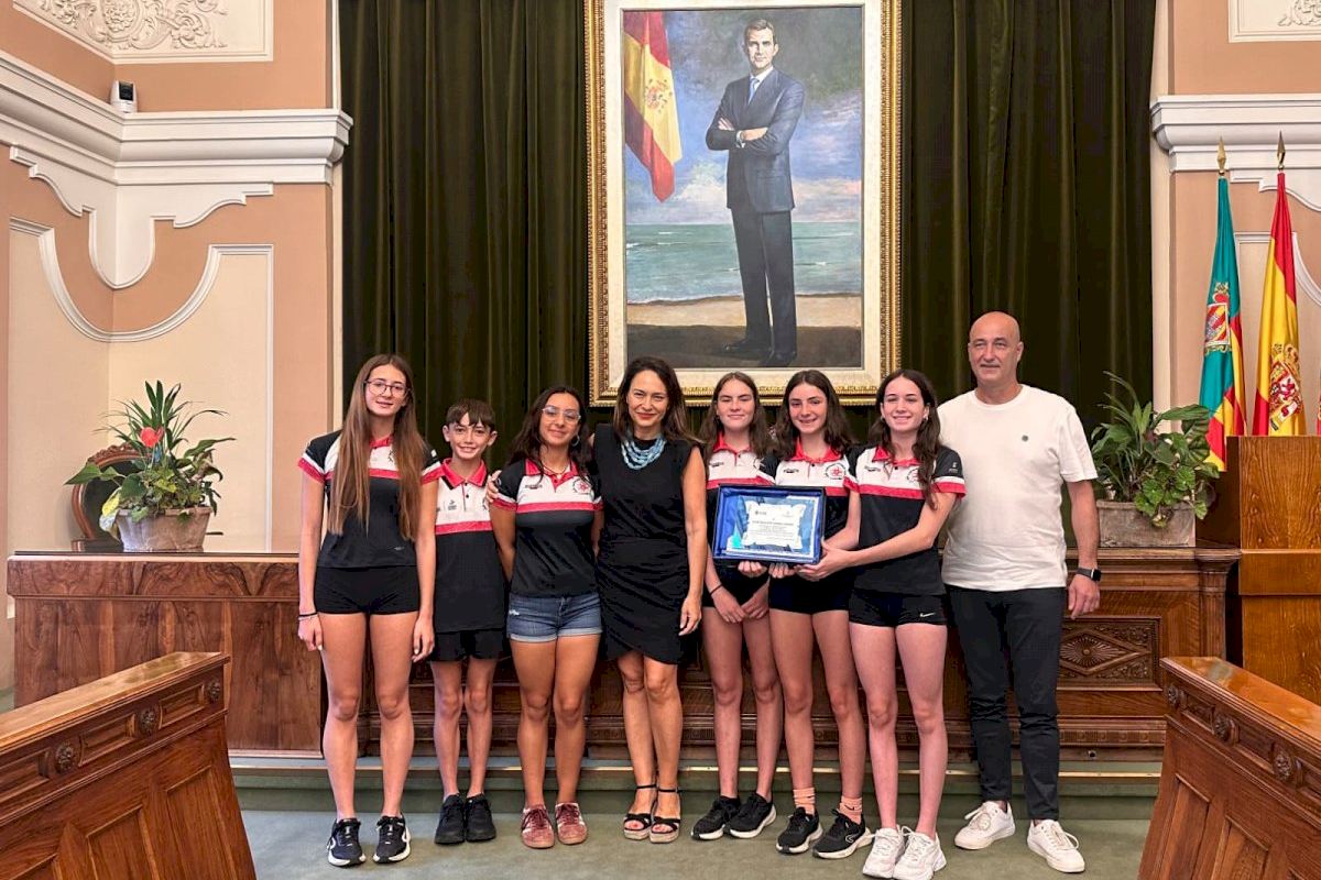 Castellón reconoce los éxitos nacionales de los deportistas del Club Natación Azahar Sincro