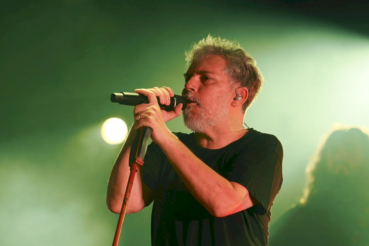 GALERÍA | Iván Ferreiro convierte el SOM Festival en un viaje por sus canciones junto al Mediterráneo