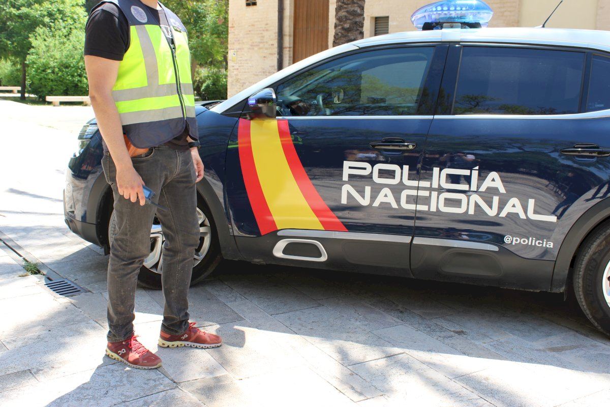Le exige sexo para dejarla seguir trabajando en València y trata de asfixiarla cuando se niega