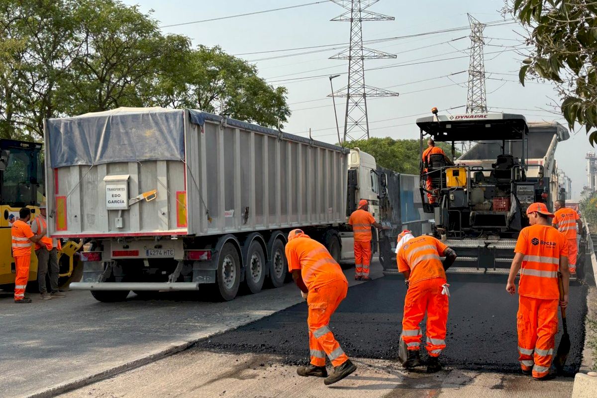 Castellón suma el asfaltado del Camí Vall d’Almonacid y el acceso a la dársena Sur a las actuaciones con cargo al millón de euros anual