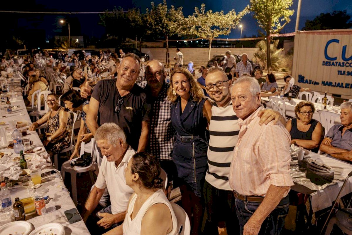 Begoña Carrasco comparte con cerca de 350 vecinos la cena de las fiestas de la Marjaleria