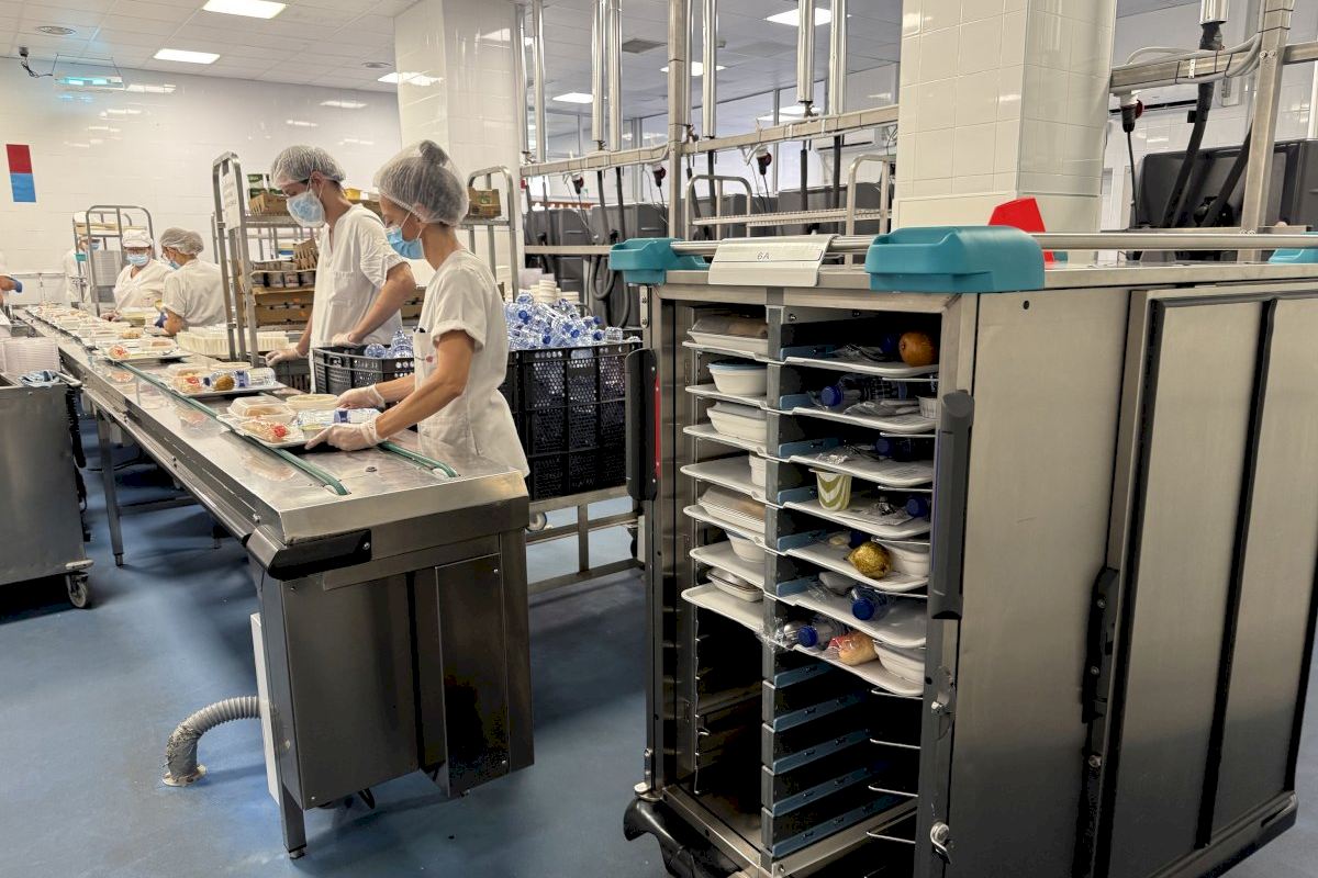 El Hospital Doctor Balmis es pionero en incorporar carros térmicos con refrigeración por agua para mejorar la distribución de comidas