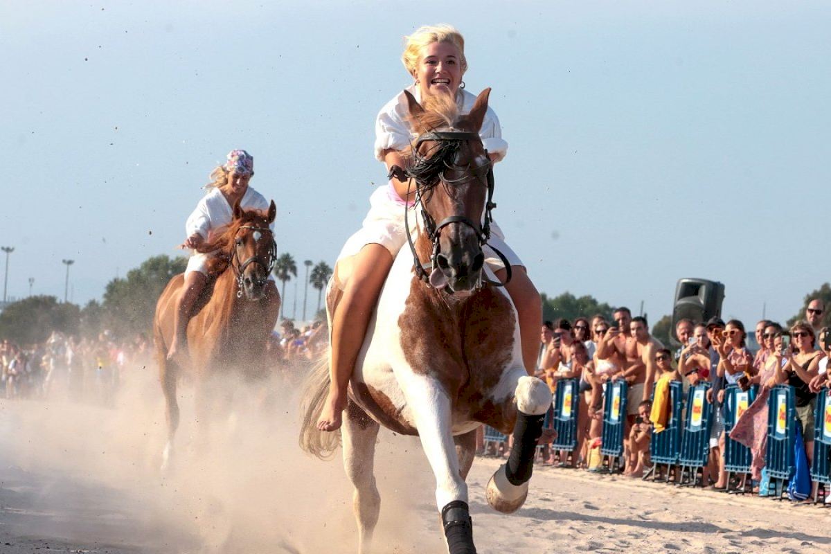 Caballos sin silla vuelven a desafiar al viento en una playa valenciana: el eclipse detendrá por un día una tradición de 180 años