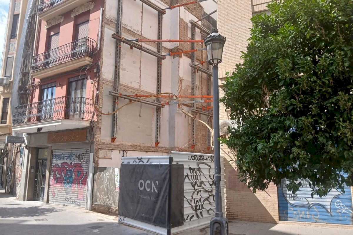 El PSPV-PSOE exige la retirada de un cartel en Russafa que señala un solar como meadero público