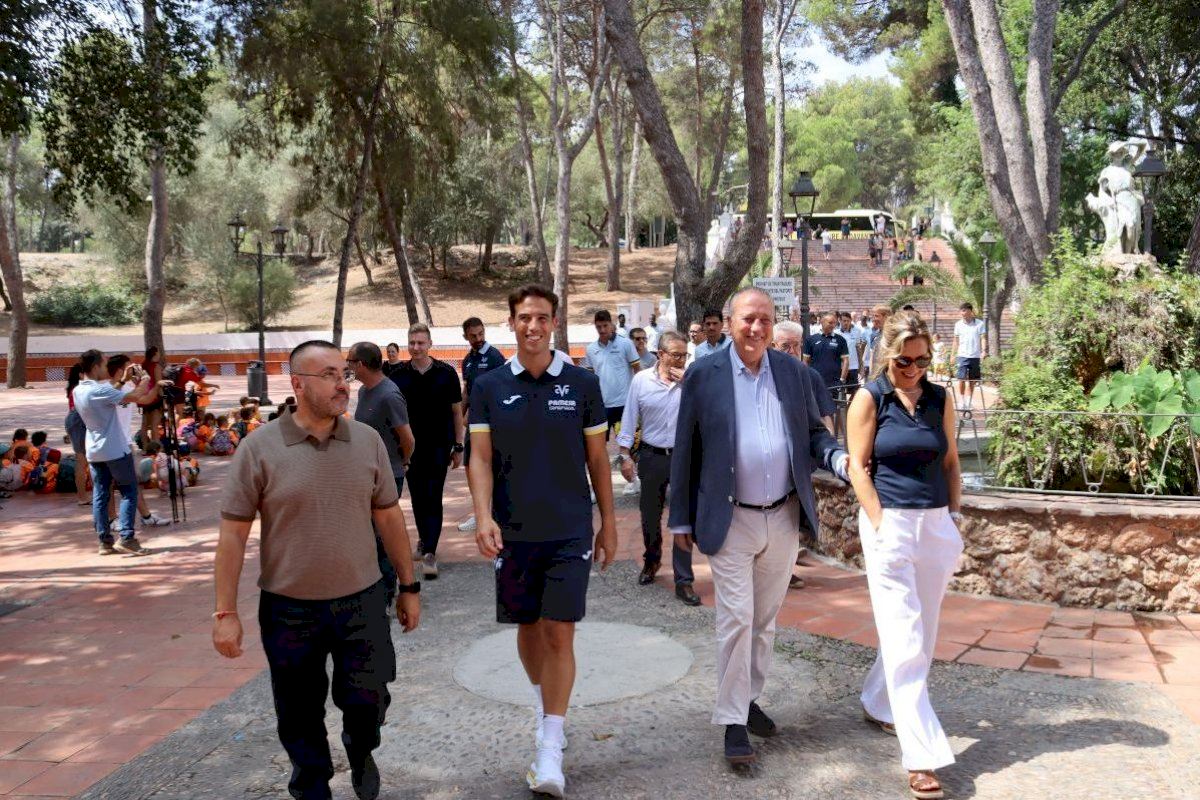 El Villarreal CF renueva la tradición con la ofrenda a la Mare de Déu de Gràcia y Sant Pasqual Baylón