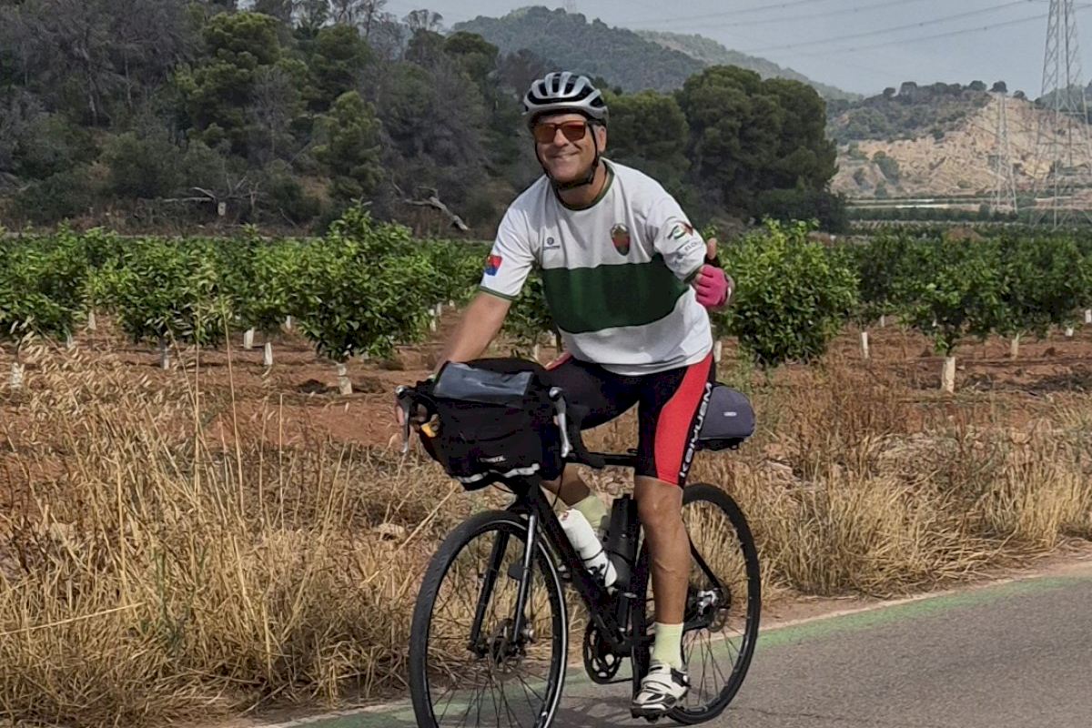 El presidente de CONTIGO Elche recoge más de 500 firmas para la vuelta de la Dama en su viaje en bici hasta Girona