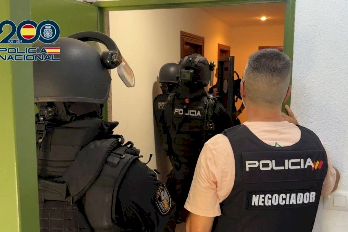 Un hombre se atrinchera en un piso de Valencia con su madre de 81 años