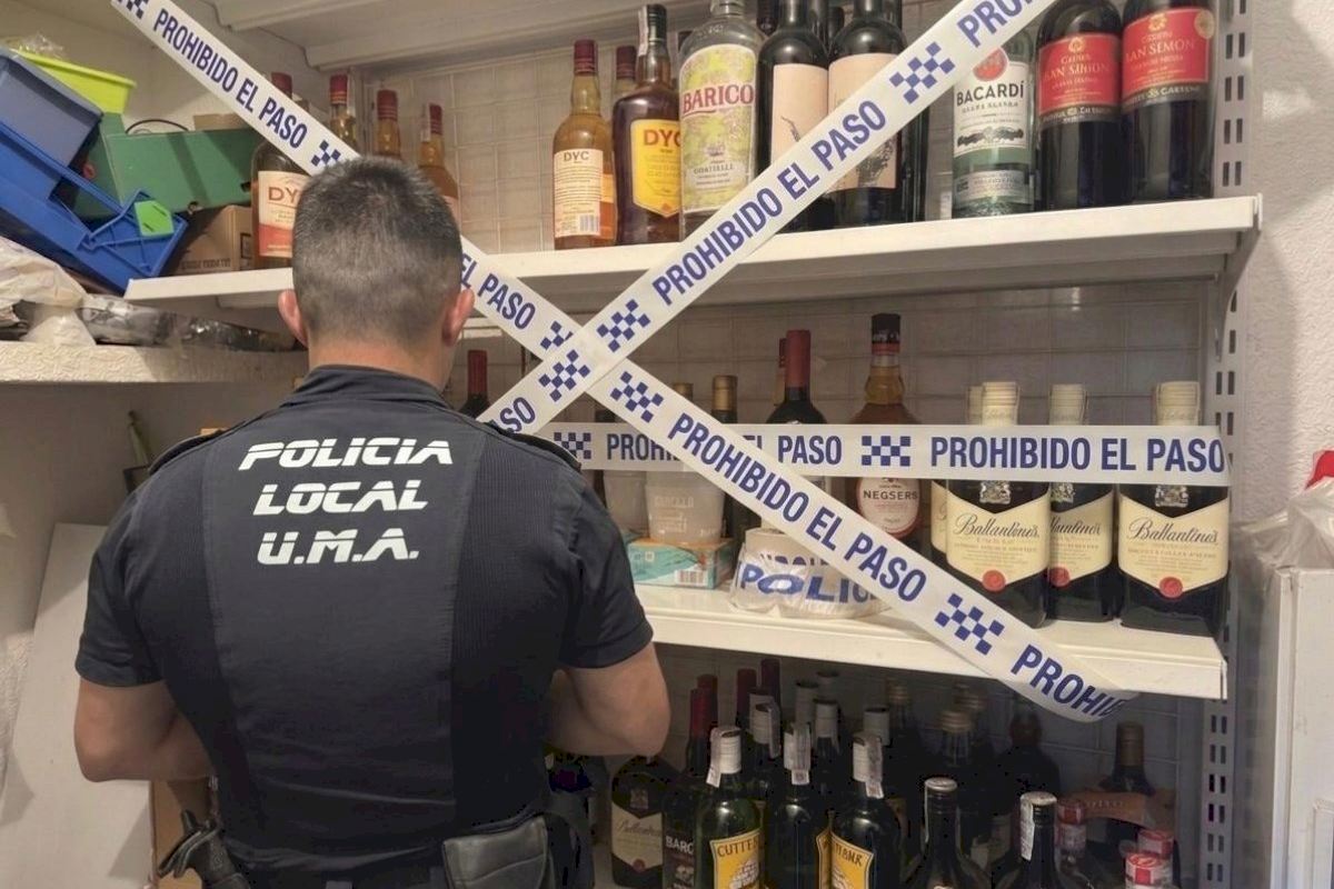 Miles de botellas de alcohol quedan en el limbo del precinto tras descubrir que se estaba vendiendo a menores: ha ocurrido en Elche