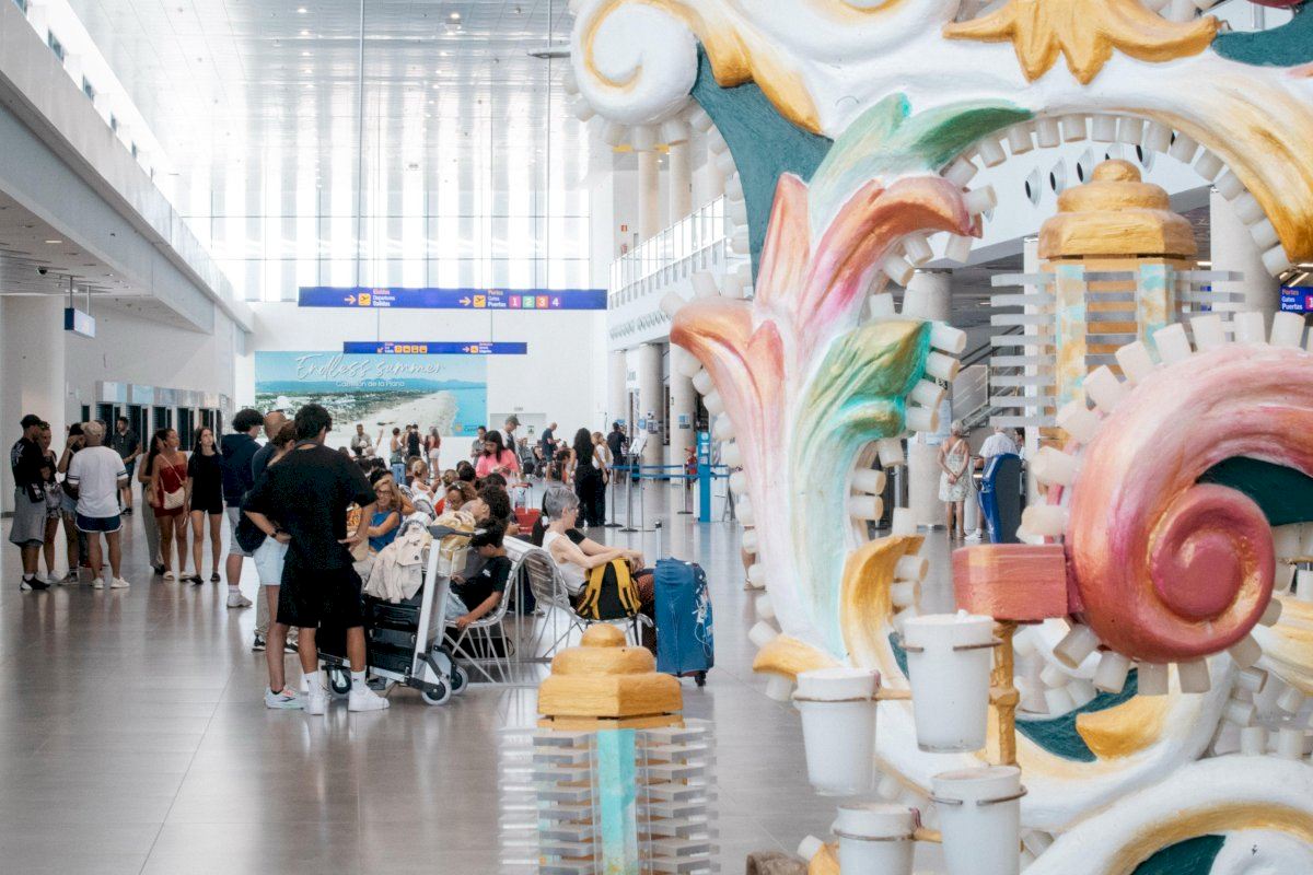 Castellón instala una Gaiata en el Aeropuerto para promocionar las Fiestas de la Magdalena y su atractivo turístico internacional
