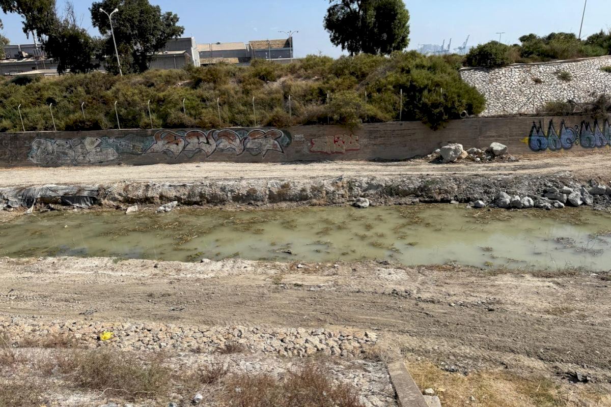 Alicante activa la limpieza y desbroce de barrancos ante la próxima temporada de lluvias