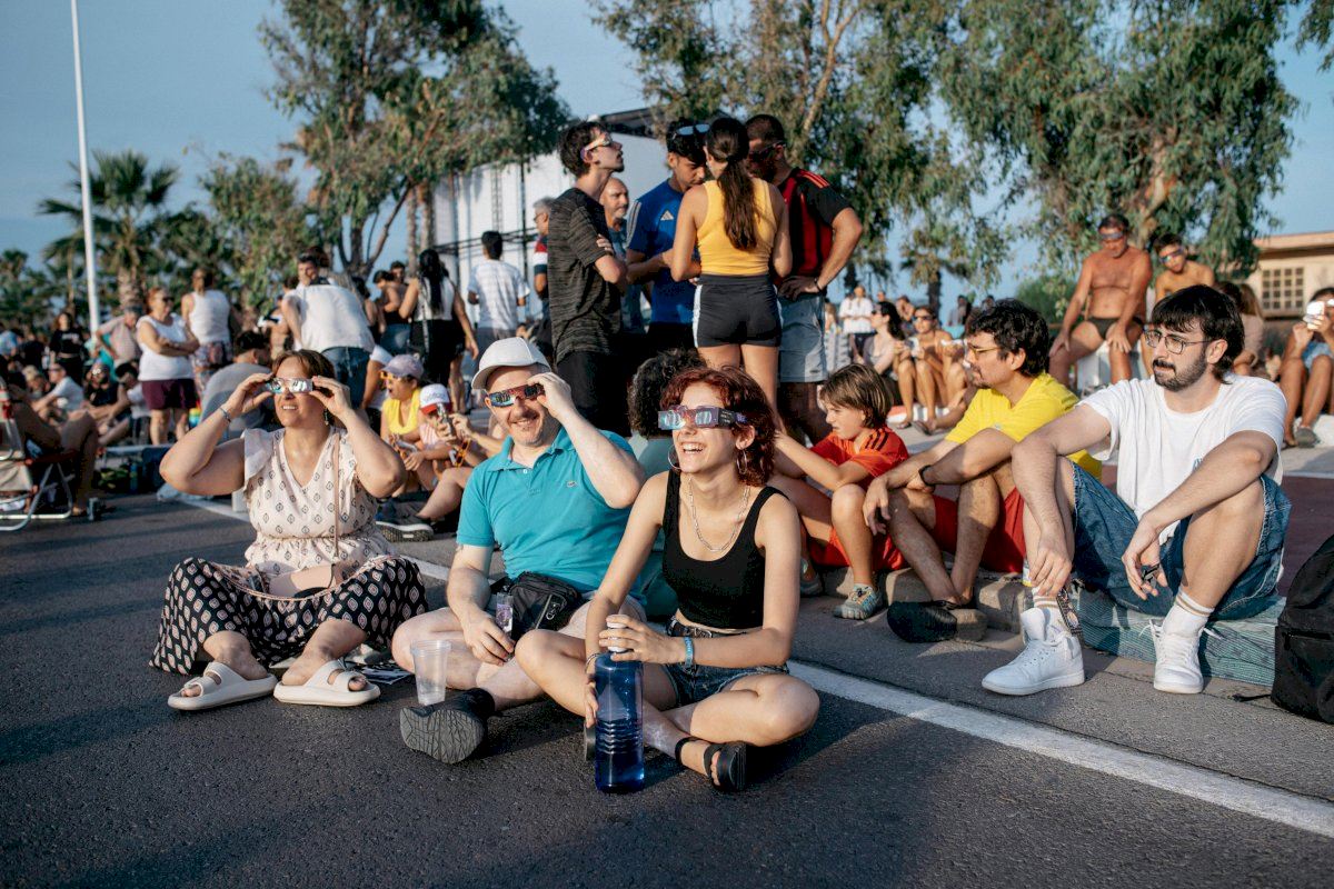 Miles de personas viven un momento histórico contemplando el eclipse total de sol en la playas de Castellón