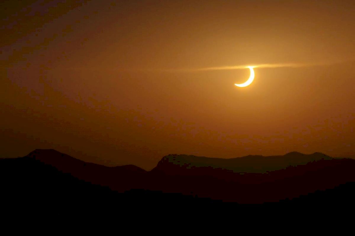 Unas 20.000 personas se movilizan en Alicante para ver un eclipse marcado por las nubes y la ausencia de incidentes