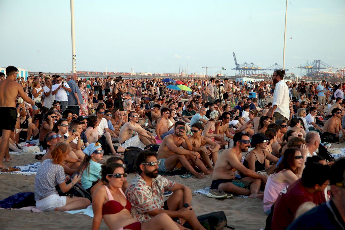 Cerca de 50.000 personas vivieron el eclipse en la Malva-rosa en una jornada “tranquila” que Català reivindica como ejemplo de civismo