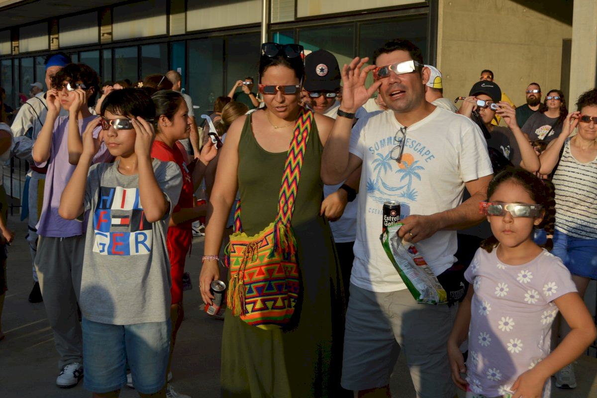 Vila-real se vuelca con el eclipse y reúne a unas 300 personas para contemplarlo en el Centre de Tecnificació Esportiva