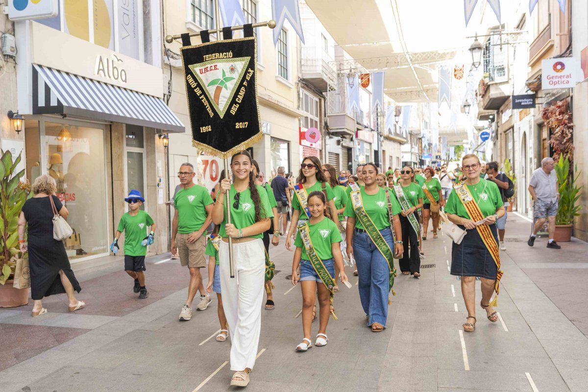 La marea verde de la UFECE toma el centro de Elche con un desfile de unos 300 festeros
