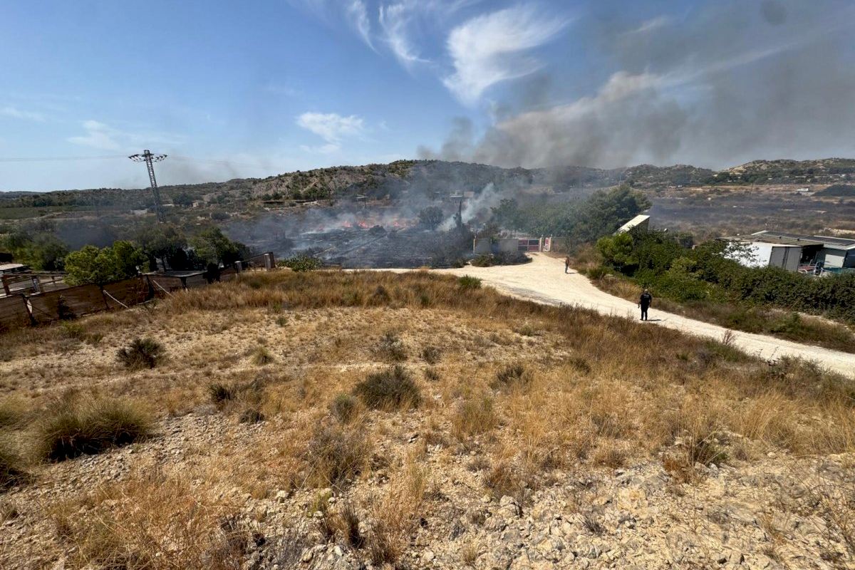 Un incendio causado por las chispas de una torre eléctrica obliga a desalojar viviendas en Alicante