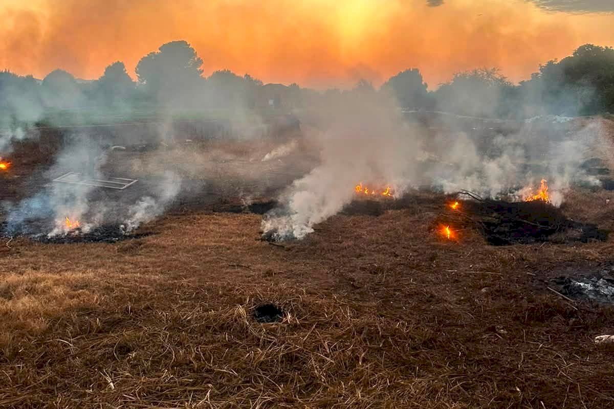 Alerta en Vila-real tras el eclipse por un hombre quemando rastrojos en una parcela que no era suya en plena alerta por incendios