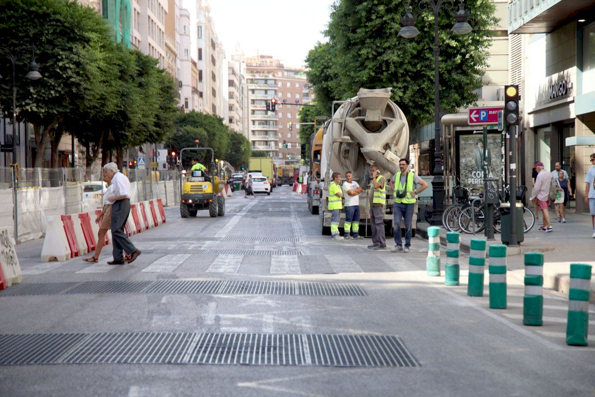 El Ayuntamiento refuerza las obras en la calle Colón, que avanzan según lo previsto y llegan a la plaza de Els Pinazos