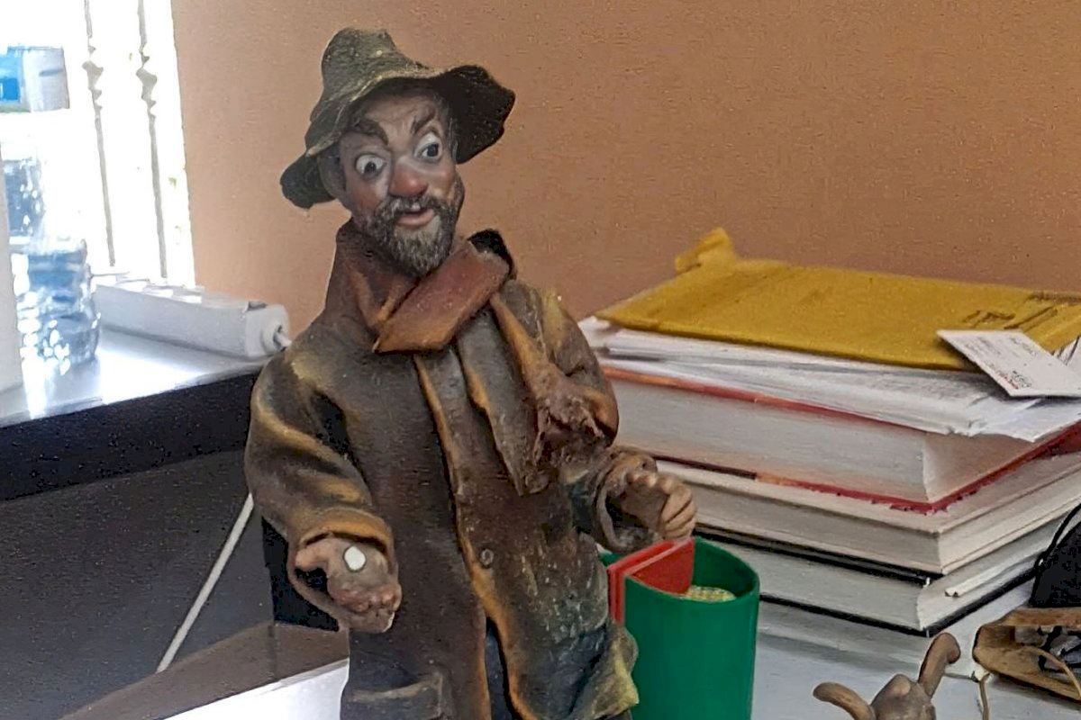 Valencia encuentra el 'eslabón perdido' de las Fallas: pone a punto el ninot indultat desaparecido hacía décadas