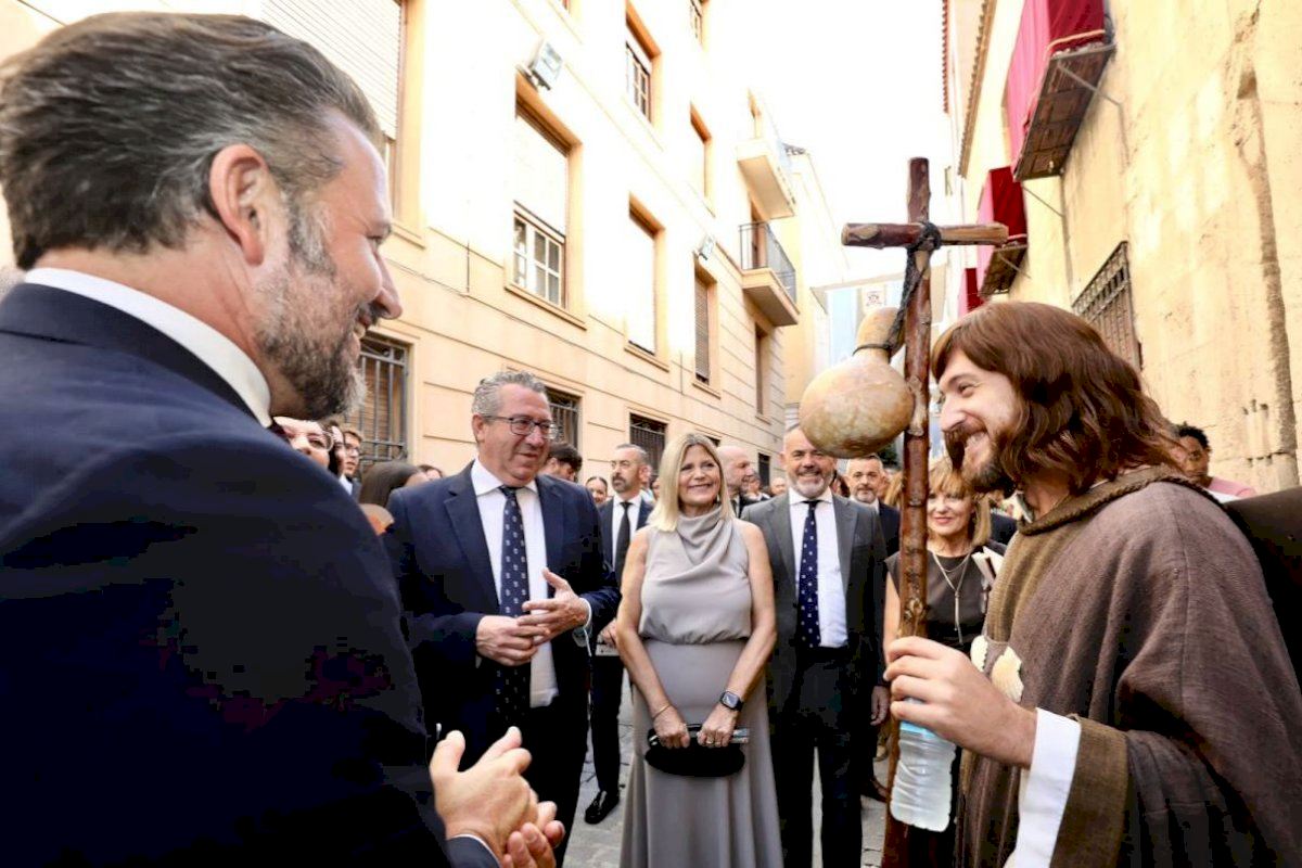 El presidente asiste al último ensayo general de esta manifestación de origen medieval, declarada Patrimonio de la Humanidad por la UNESCO