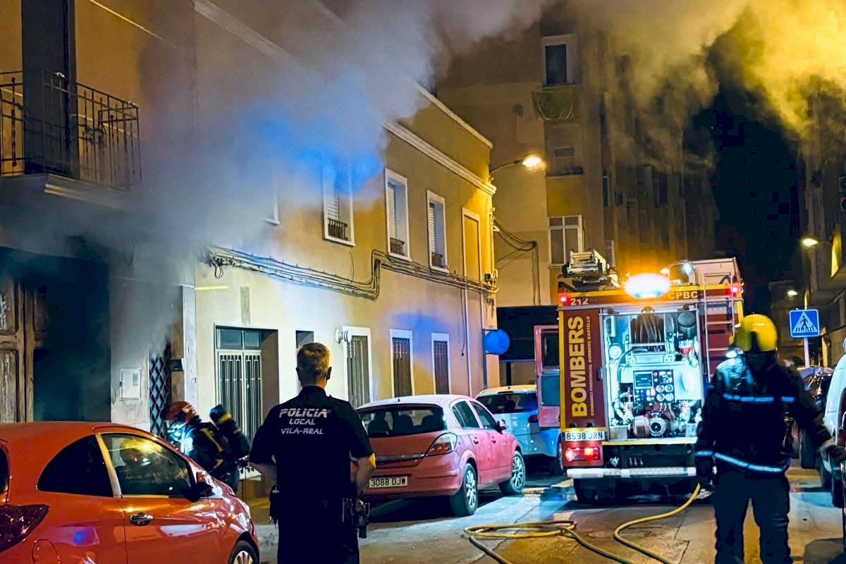 Un incendio quema una casa en Vila-real