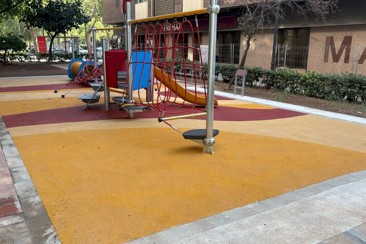 València culmina un nuevo parque infantil en la plaza de la Legió Espanyola para atender la demanda del barrio de Exposició