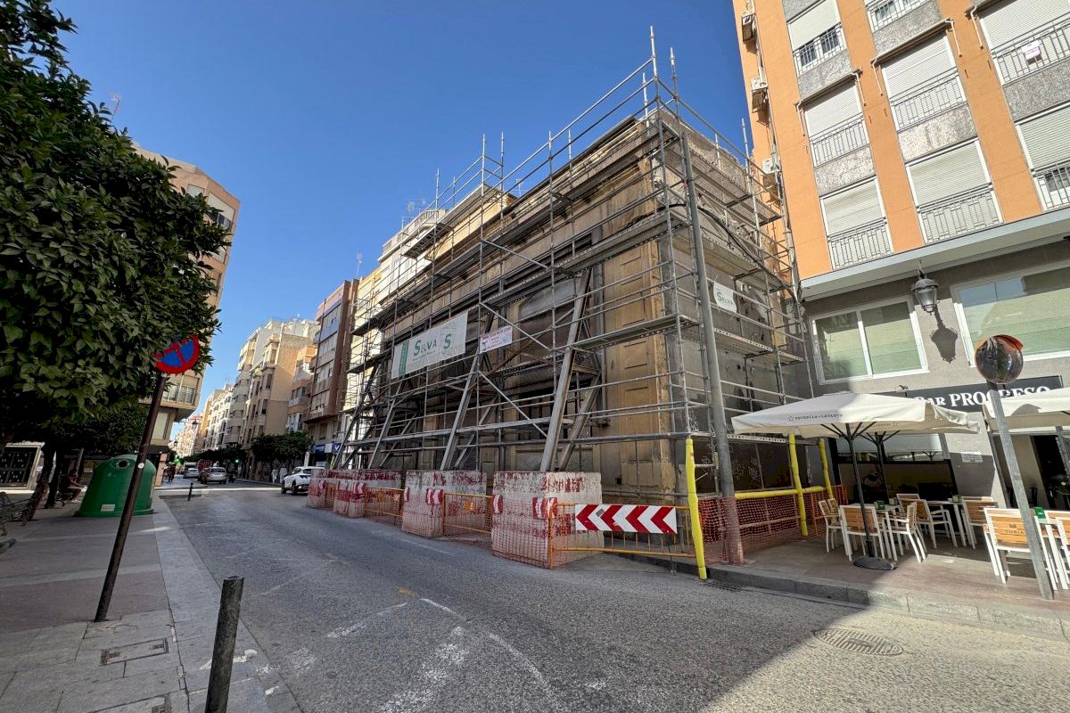El Ayuntamiento inicia los trabajos de desmontaje de la fachada de Riegos El Progreso