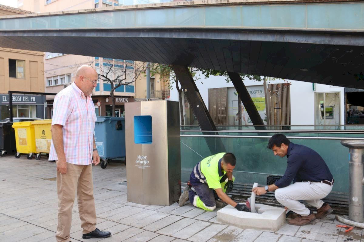 Vila-real trabaja en la instalacción de una fuente de agua refrigerada en la plaza Mayor