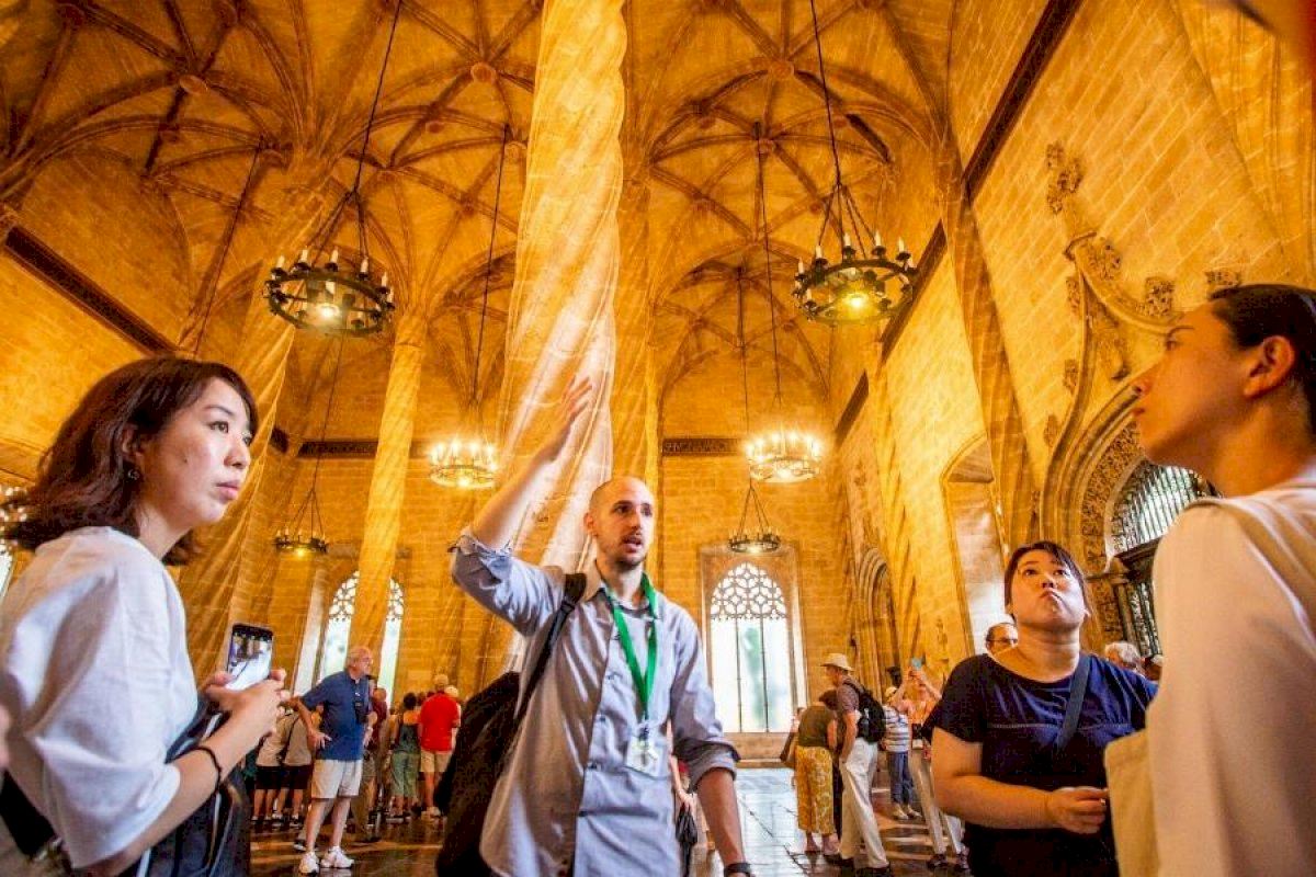 Generalitat y Ayuntamiento de València refuerzan la colaboración contra el intrusismo de guías oficiales de turismo