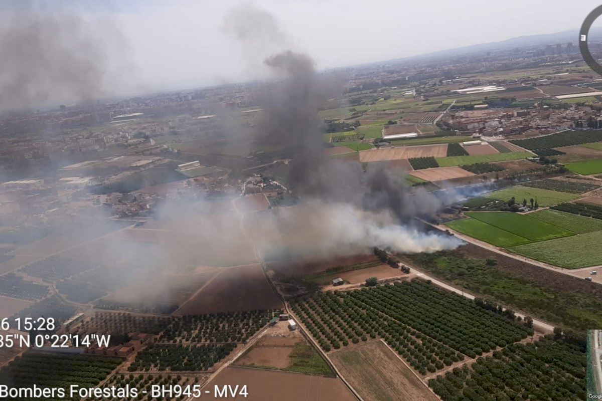 Movilización de bomberos para frenar un incendio en el barranc del Carraixet en plena huerta de Valencia