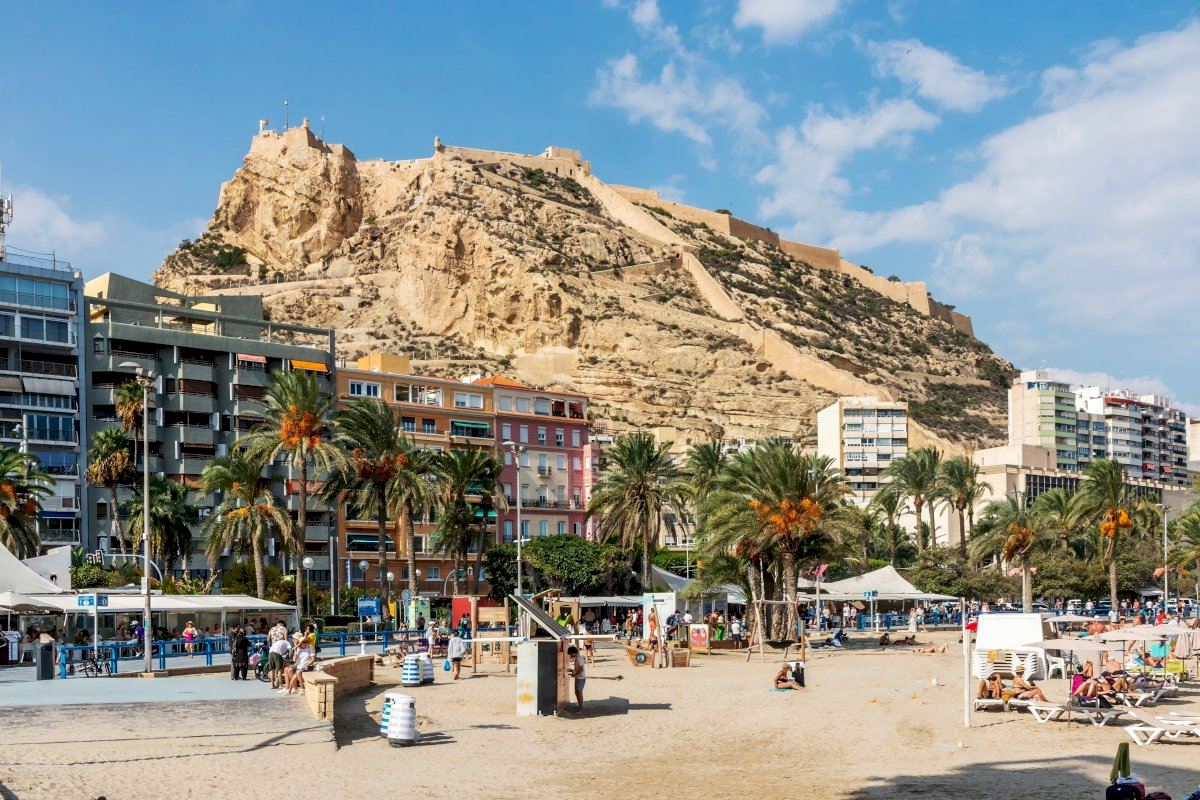 Se casa en Etiopía y viaja a España: el agente inmobiliario que le busca piso acaba viviendo con ella y acusado de agresión sexual