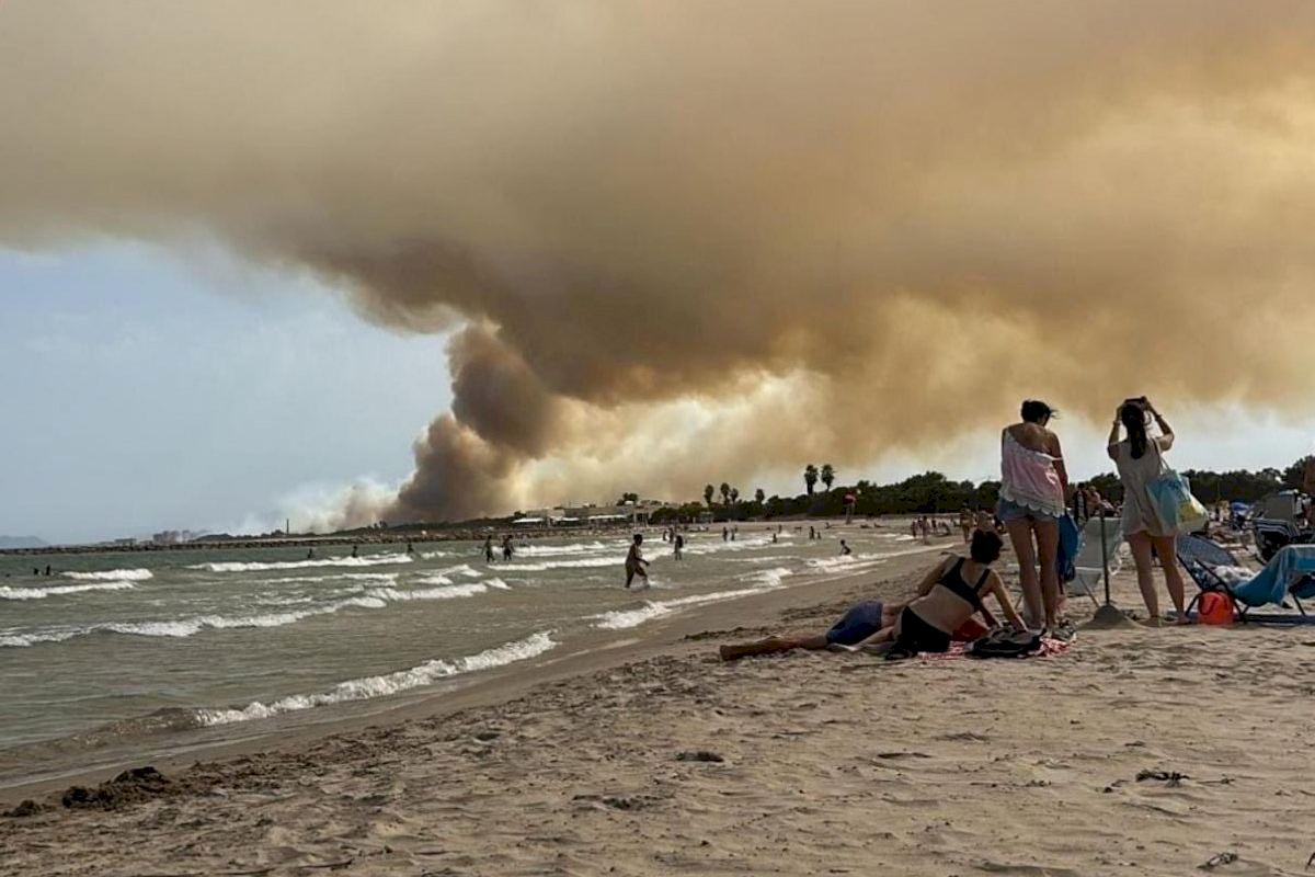 Evacuan el Saler de Valencia y varios campings ante el avance del incendio forestal
